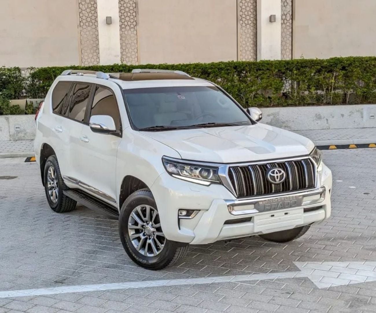 تويوتا برادو Toyota prado 2018Model VXR 4.0L v6 petrol Engine Colour White Transmission Automatic Interior.Begie