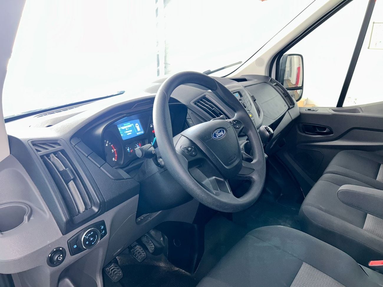 فورد ترانزت TVE4523 TRANSIT / AL TAYER MOTORS AL QOUZ SHOWROOM