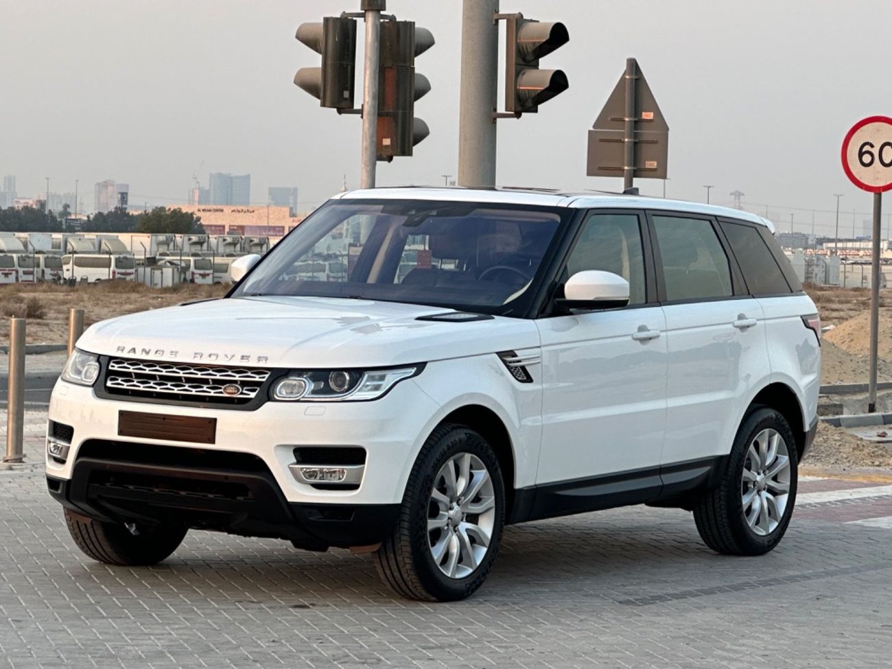 Land Rover Range Rover Sport MODEL 2017 GCC CAR PERFECT CONDITION INSIDE AND OUTSIDE FULL OPTION PANORAMIC ROOF LEATHER SEATS