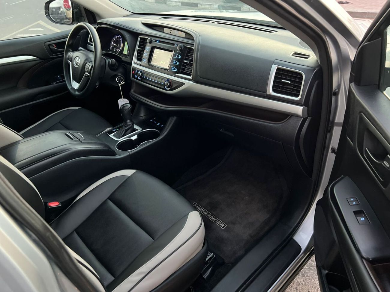 Toyota Highlander 2016 Toyota Highlander MidOption -3.5L - V6 - Rear  Camera - AWD 4x4 - Leather Seat -  7 seater