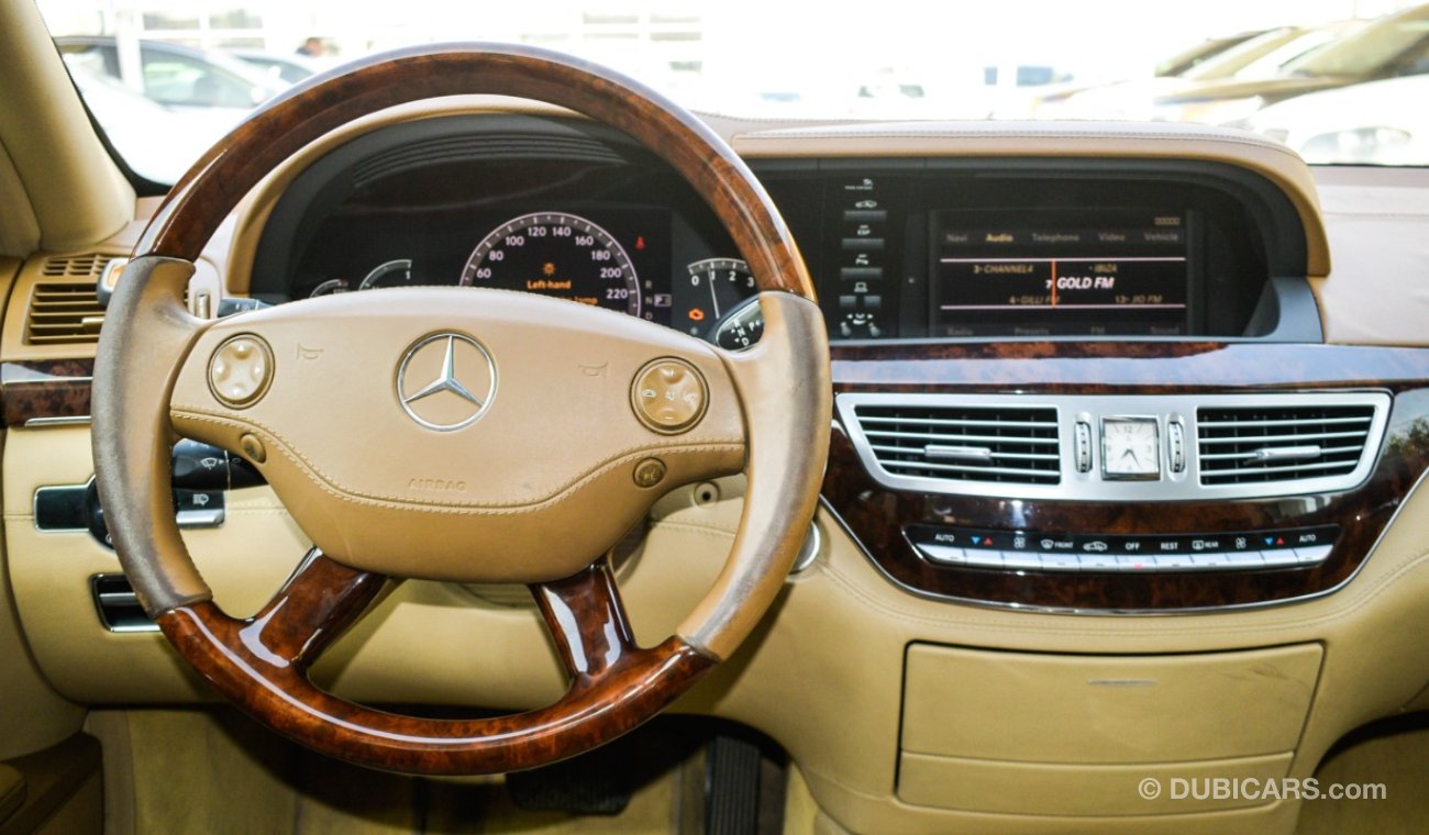 مرسيدس بنز S 350 خليجى - بانوراما - شاشة - كاميراخلفية - أبواب شفط - مرايا كهربائية - رنجات - حساسات - أنوار ضباب