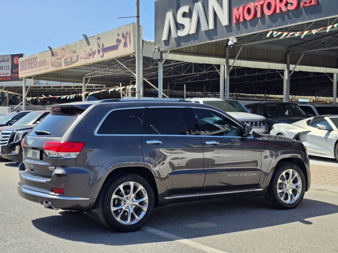 Jeep Cherokee Jeep Cherokee Summit 2019   5.7L  8 cylinder