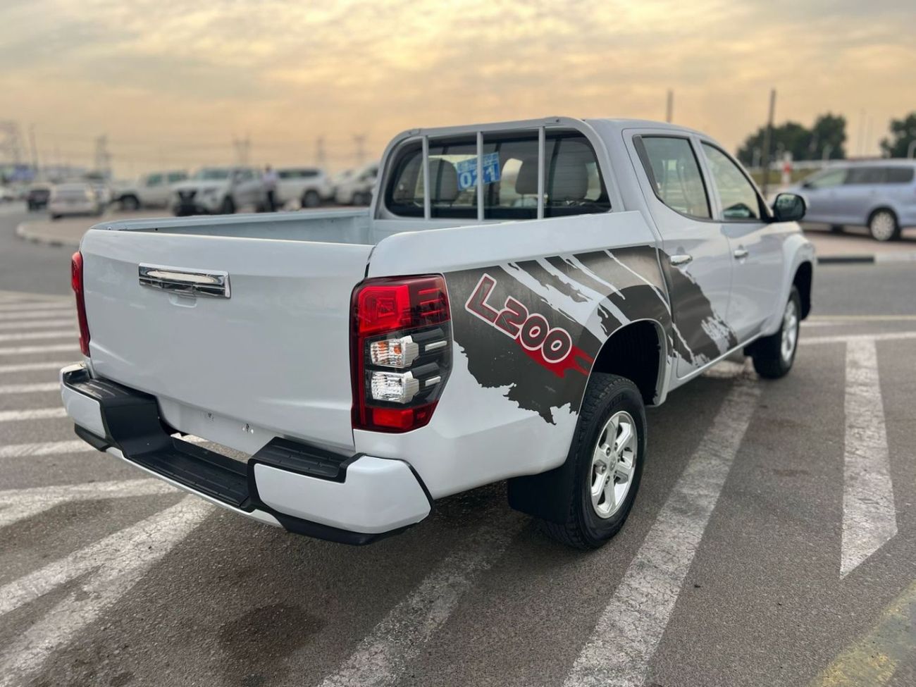 Mitsubishi L200 2019 Mitsubishi L 200 2.4L GL   Pick-Up Petrol 4X4 Manual - Power Window - Double Cabin - GCC spec