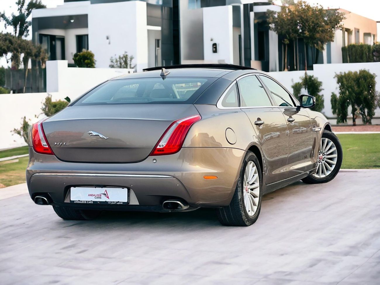 Jaguar XJ AED 980 PM | JAGUAR XJL  LUXURY | FULL AGENCY MAINTAINED | GCC SPECS | FIRST OWNER