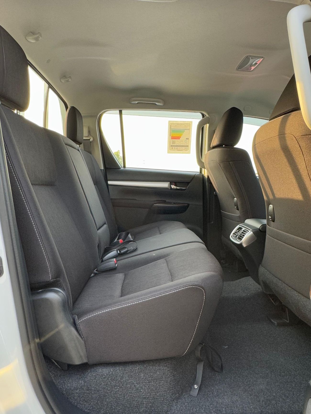 تويوتا هيلوكس SR5 / 2.7L V4 / M/T /  DVD + CAM / 4X4 / WOOD TRIM / FULL OPTION (CODE # 69026)