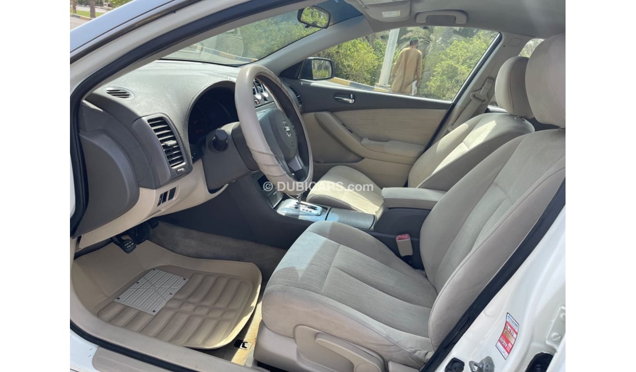 Nissan Altima Nissan Altima model 2012    ( GCC_ SPEC) VERY GOOD CONDITION