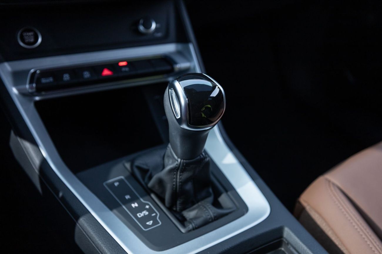 أودي Q3 40 TFSI quattro S Line 2.0L SUV Coupe