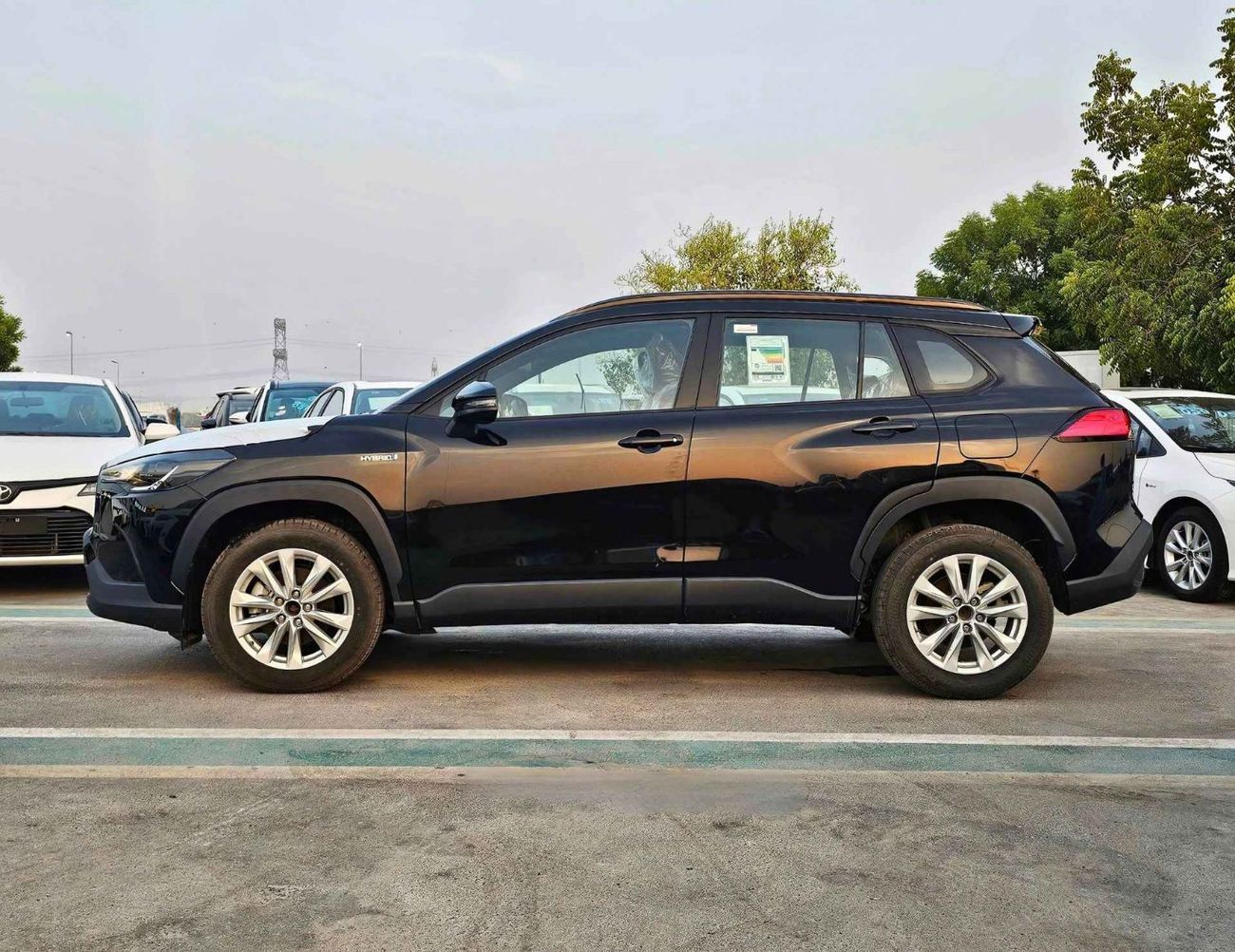 Toyota Corolla Cross HYBRID /1.8L PETROL A/T / FULL OPTION / SUNROOF, LEATHER/ 17" ALLOY WHEELS/CODE#XLE