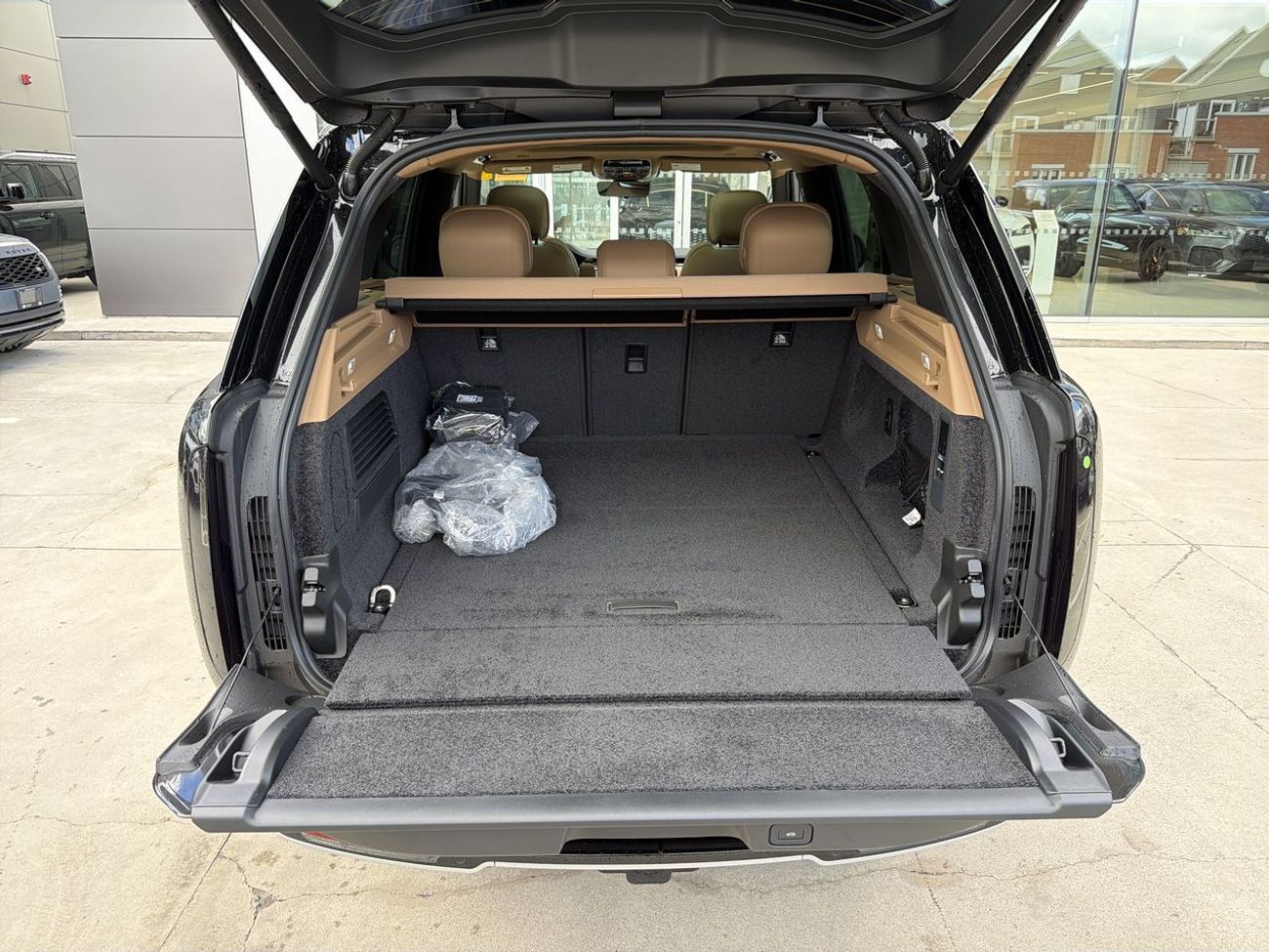 لاند روفر رينج روفر P460E Plug in Hybrid Brand New  * Export Price *