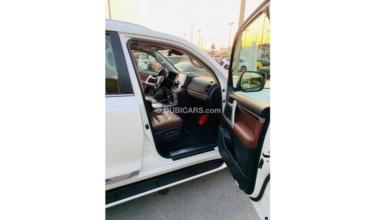 تويوتا لاند كروزر VXR