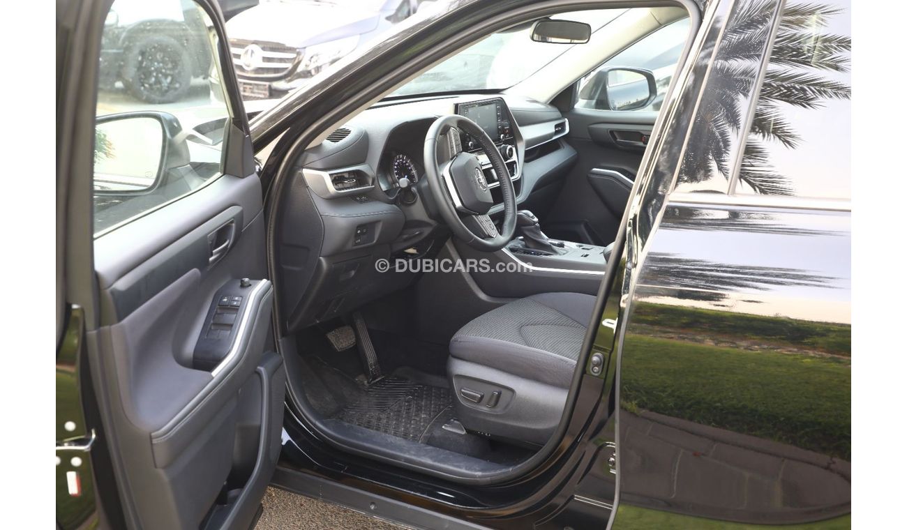 Toyota Highlander 2021 Toyota Highlander 4X4 2.5 LE Hybrid A/T - Black inside black