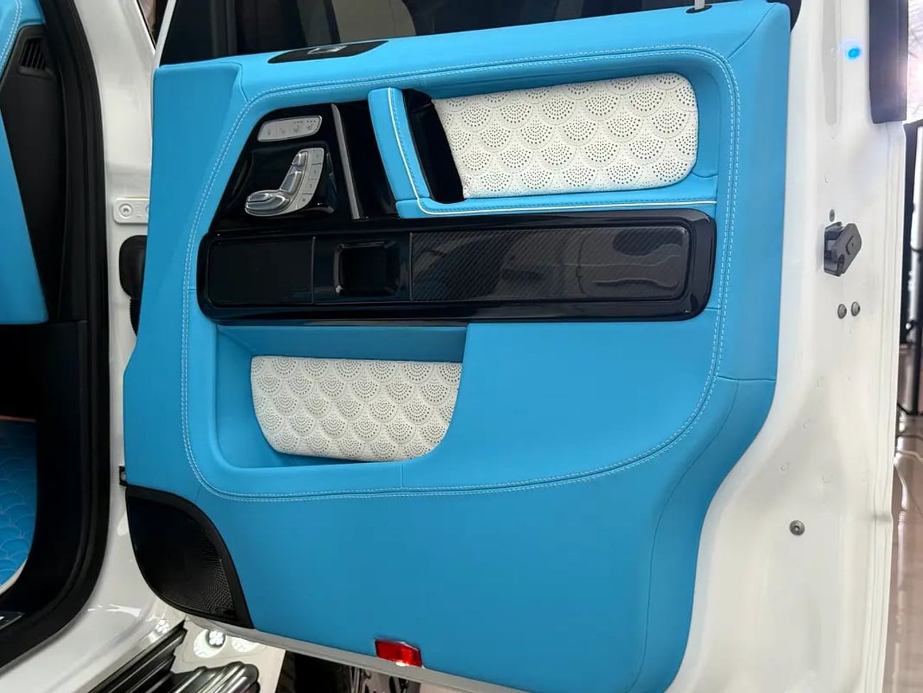 Mercedes-Benz G 63 AMG 2025 Mercedes-Benz G 63 AMG Brabus G800 – White with Sky Blue Interior