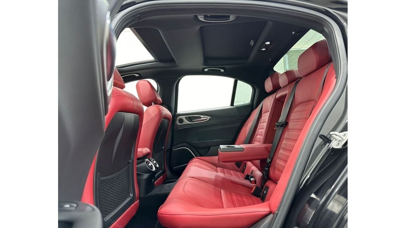 ألفا روميو جوليا 2023 Alfa Romeo Giulia Veloce Q2, 2028 Agency Warranty + Service Contract, GCC