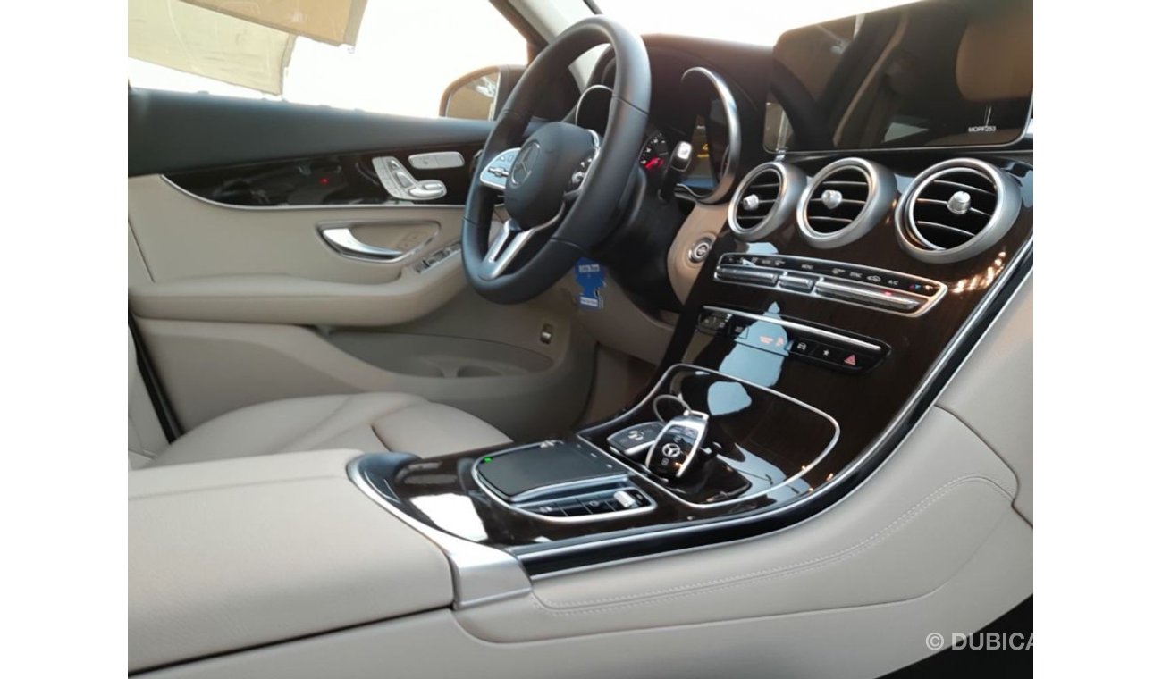 Mercedes-Benz GLC 300 GLC 2019 وارد امريكي نظيفة جدا وبحالة ممتازة يوجد كاميرا خلفية