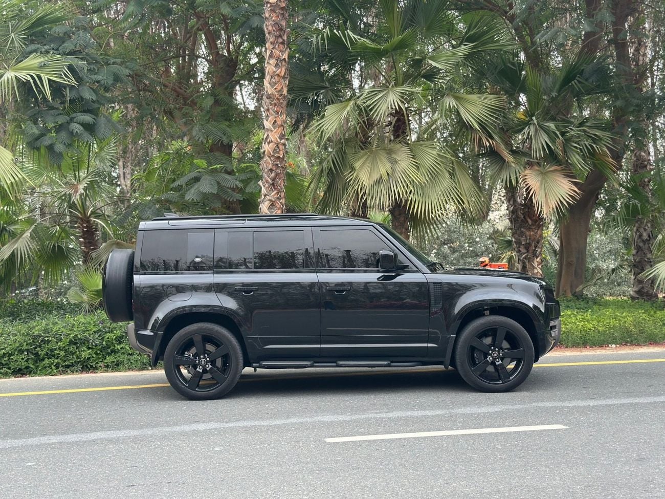 Land Rover Defender P400 110 X-Dynamic HSE 3.0L (5 Seater) | 2025 | GCC Specs | V6 400 HP | Perfect Condition | Full Ser