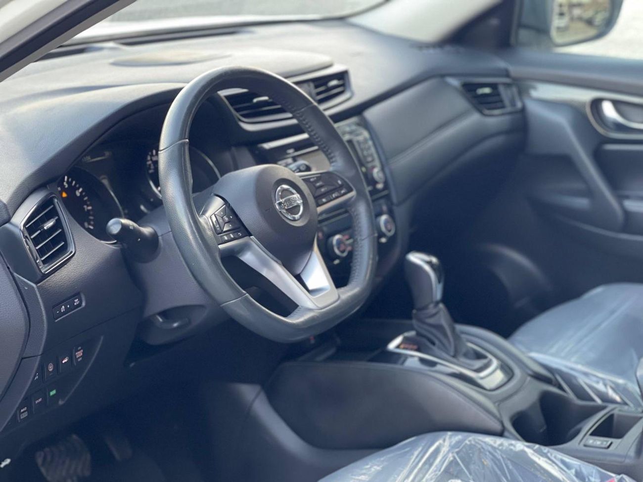 نيسان روج SL / AWD / 2.5 V4 / فتحة سقف بانورامية / كاميرا 360 درجة / رادار / نظام صوت BOSE