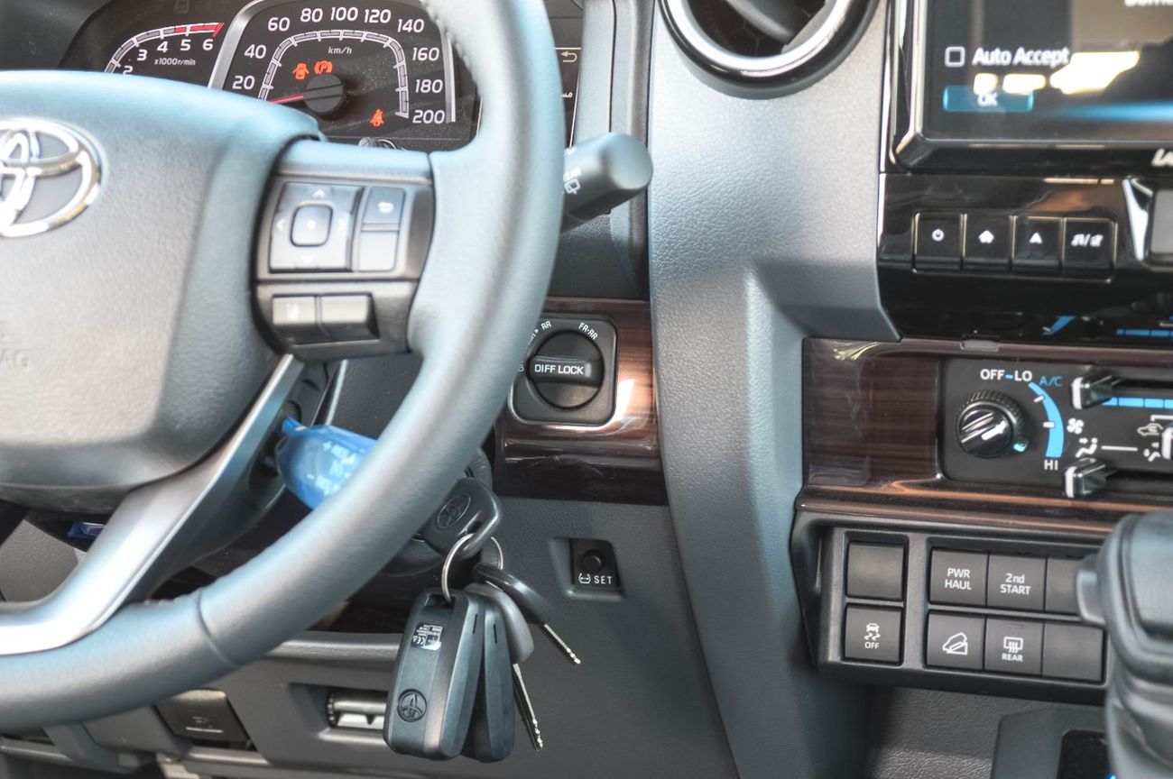 Toyota Land Cruiser 70 TOYOTA LAND CRUISER 76 2.8L 4WD SUV 2025