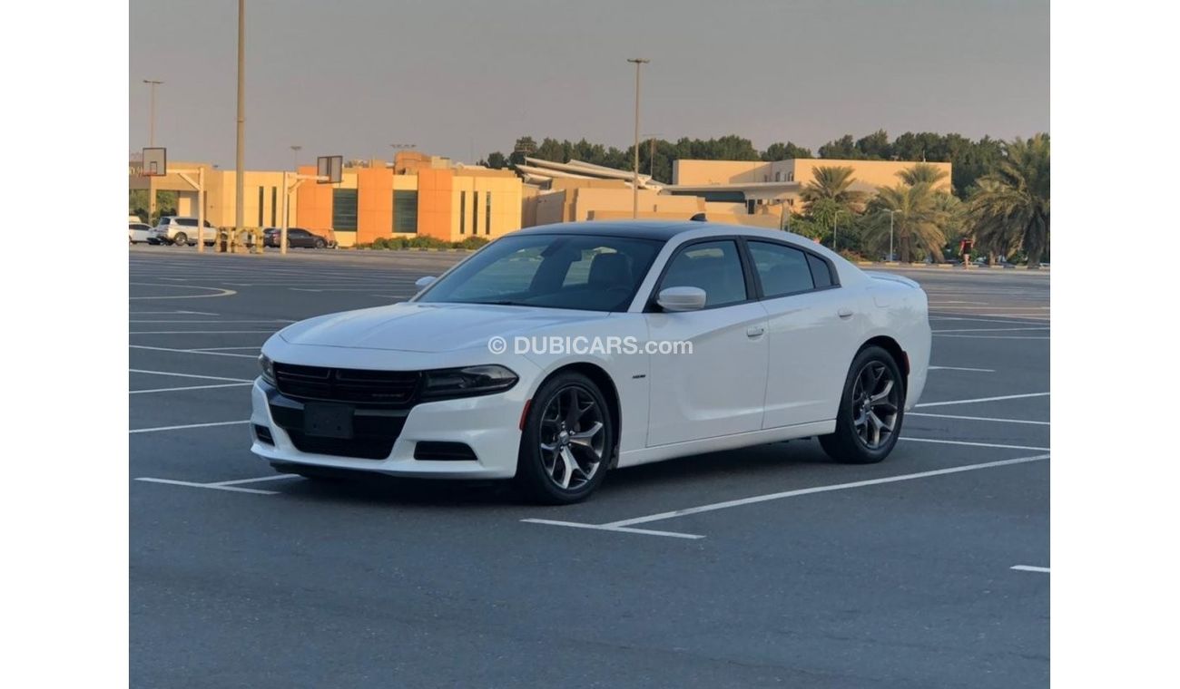 دودج تشارجر R/T رود تراك موديل 2016 السياره حاله ممتازه من الداخل والخارج كراسي جلد ومثبت سرعه وتحكم كهربي كامل 