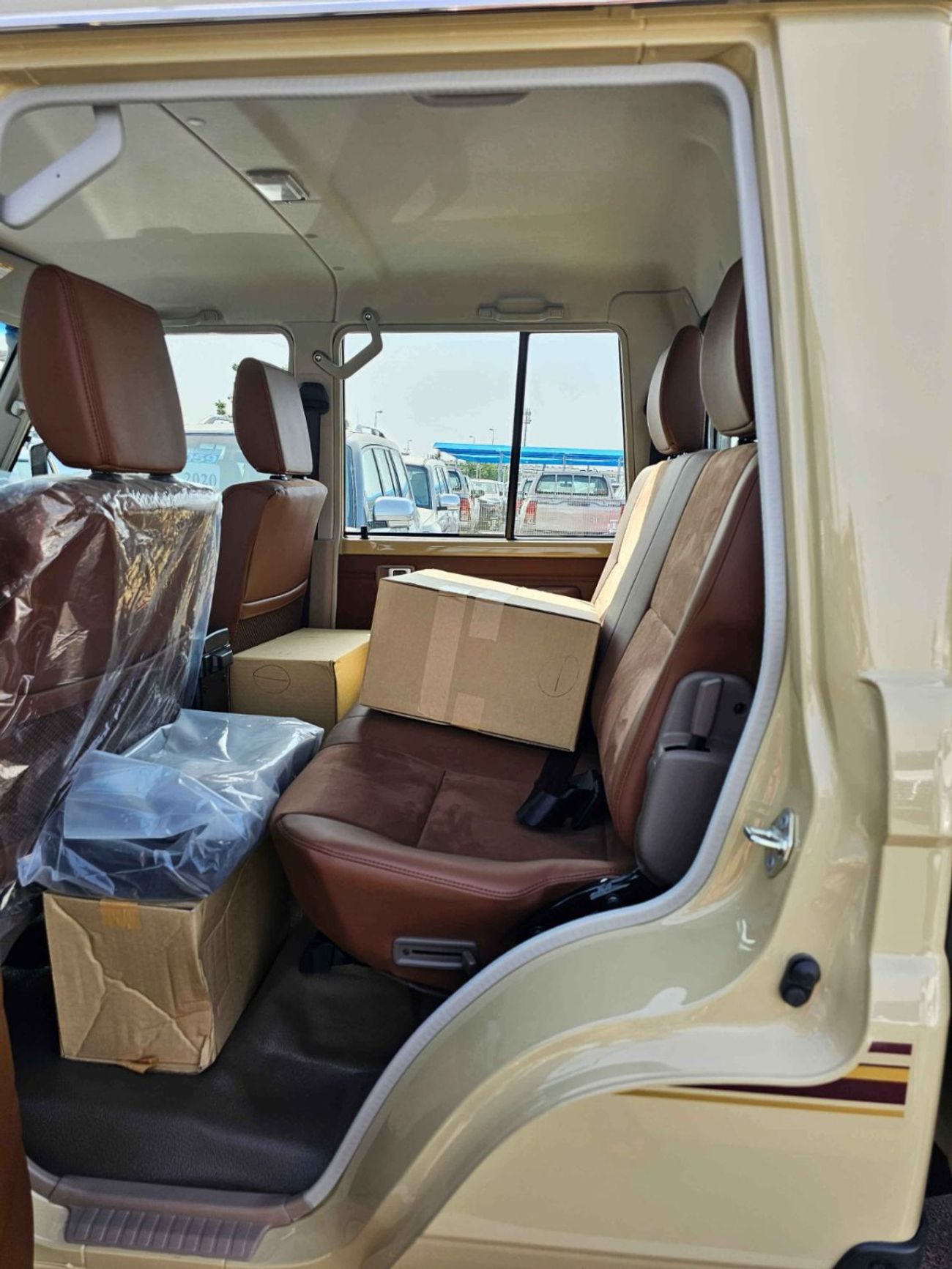 Toyota Land Cruiser Pick Up LX-Z1 DOUBLE CABIN / 2.8L V4 DIESEL / A/T/ LEATHER SEATS / DIFF LOCKS / 4WD (CODE#LX-Z1)