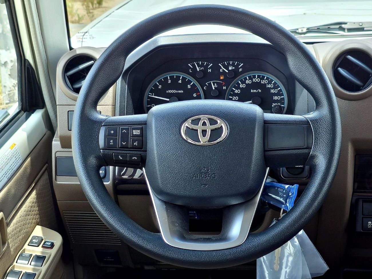 تويوتا لاند كروزر LC76 PETROL 4.0L - STD - E - DIFF LOCK - A/T - WHITE INSIDE BEIGE - 2025 - OMANI