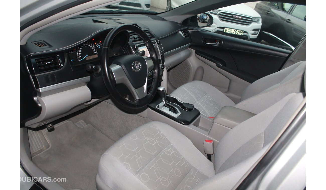 Toyota Camry 2.5L SE 2015  WITH REAR CAMERA SENSOR NAVIGATION