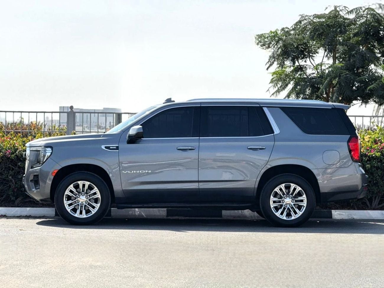 GMC Yukon SLE 5.3L 4WD (8 Seater) GMC YUKON SLE | YEAR: 2021 | GCC SPECS | KMS: 118,000 | FULL-SERVICE HISTORY