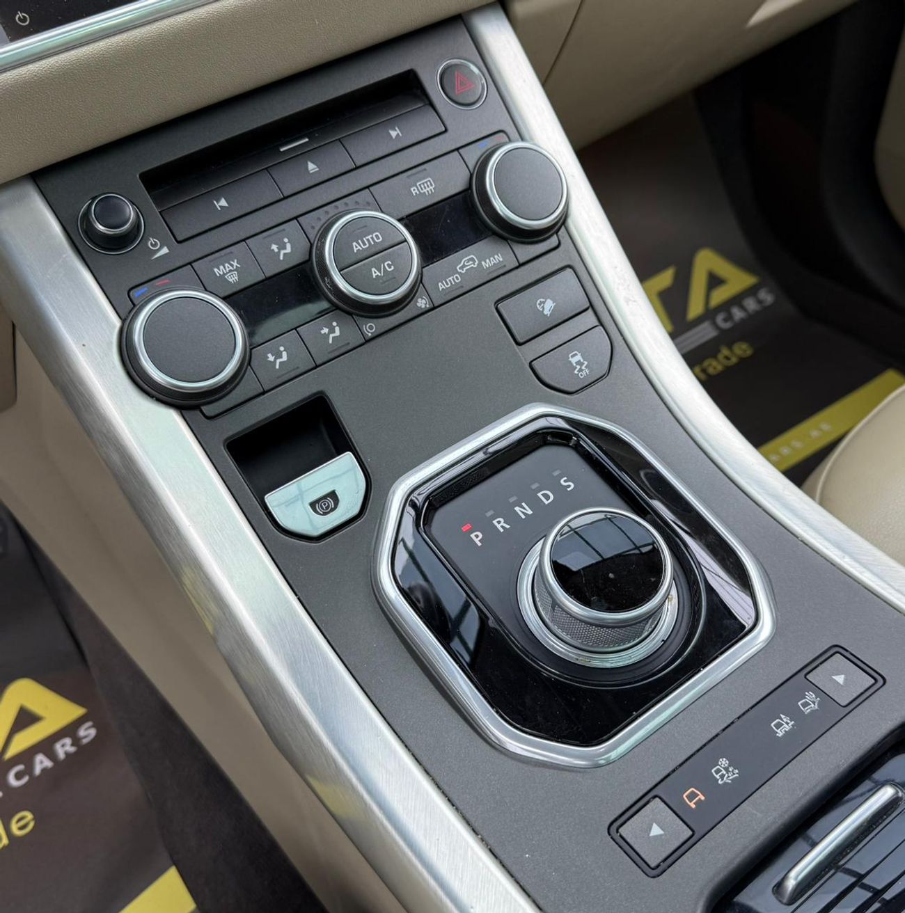 لاند روفر رانج روفر إيفوك HSE 2.0L SUV (5 Door)