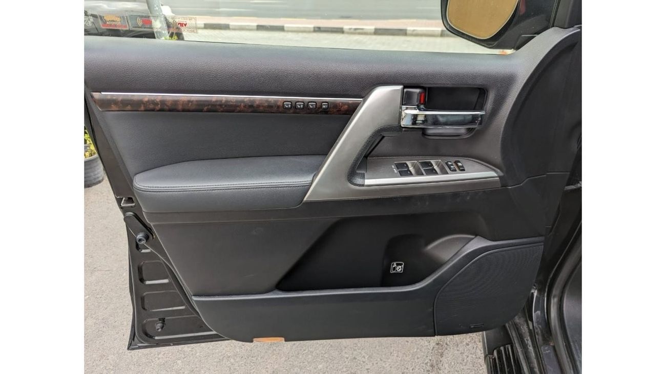 تويوتا لاند كروزر 2015 Toyota Land Cruiser VXR (J200), 5dr SUV, 5.7L 8cyl Petrol, Automatic, Four Wheel Drive American