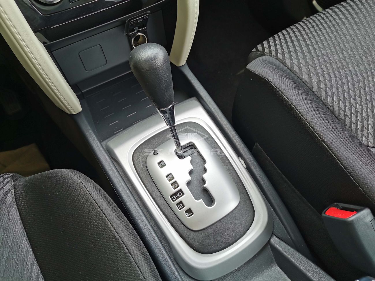 Toyota Rush 1.5L, 17" Rims, Front & Rear A/C, Fabric Seats, Parking Sensor Rear, Xenon Headlight (CODE # TRGC05)