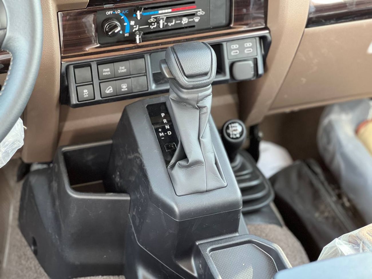 Toyota Land Cruiser 70 LC76 4.0L PTR A/T // 2025 // FULL OPTION WITH RADAR , LEATHER SEATS , DVD&BACK CAMERA // SPECIAL OFF