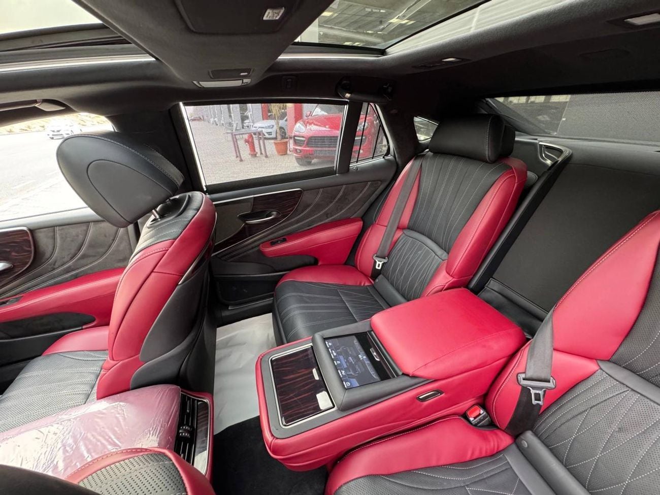 لكزس LS 500 محرك V6 سعة 3.5 لتر / أعلى المواصفات لكبار الشخصيات / كاميرات 360 درجة / تدليك لجميع المقاعد / بحالة