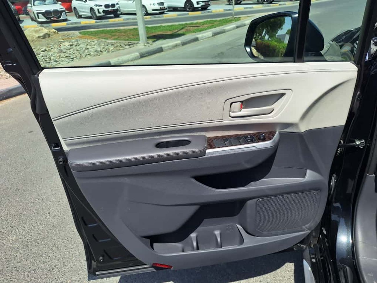 Toyota Granvia TOYOTA GRANVIA 2.5L HYBRID 7 SEATER