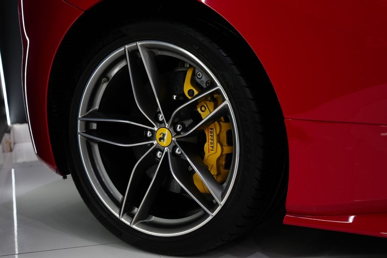 فيراري 488 سبايدر Spider Carbon Exterior/Interior, Passenger Display, GCC Specs!!