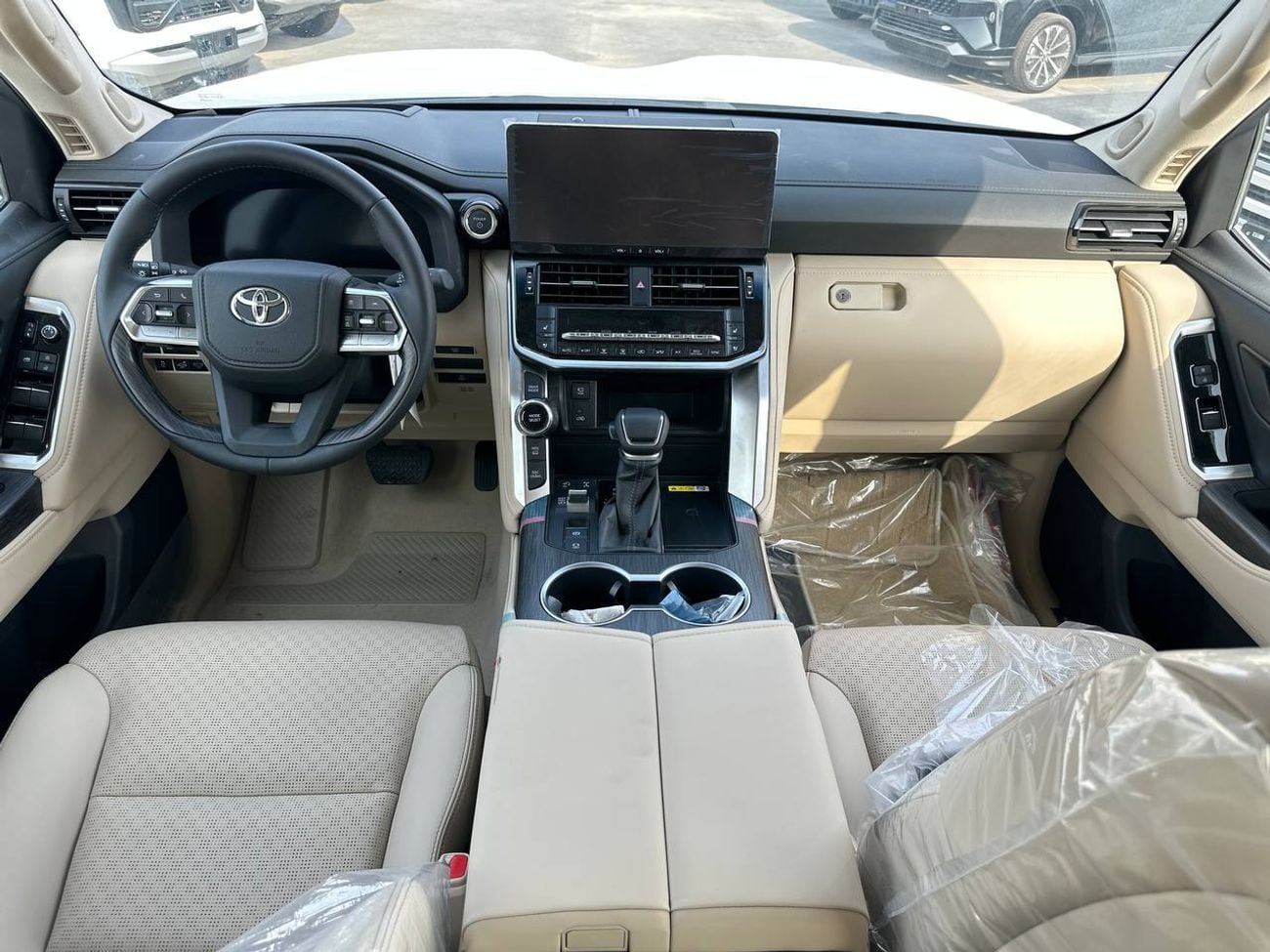 Toyota Land Cruiser VXR 3.5L HEV A/T // Full Option with Radar , 360 Camera , Memory & Heating & Cooling Seats // Special Of