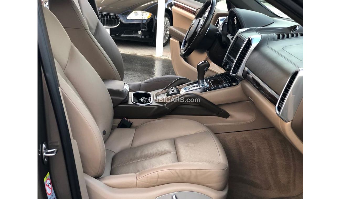 بورش كايان موديل 2011 خليجي حاله ممتازه من الداخل والخارج فل مواصفات كراسي جلد بانورما وتحكم كهربي كامل ونقطه ع