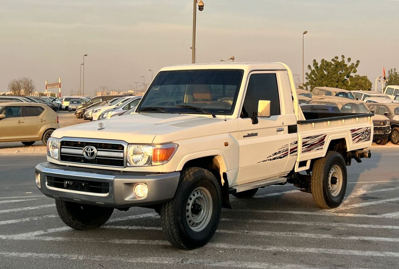 تويوتا لاند كروزر بيك آب 2018 Toyota Land Cruiser Pick up - Single Cabin - 4.0L V6 - AWD 4x4 - Patrol Manual - Fully Maintain