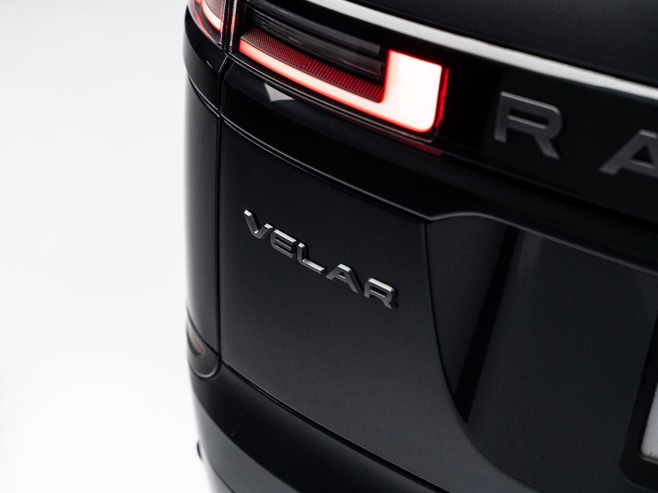 لاند روفر رينج روفر فيلار Dynamic SE P250 2.0L2025 Range Rover Velar Dynamic SE P250, 2.0L 4cyl, 4WD, 247 bhp, 8 Speed Automat