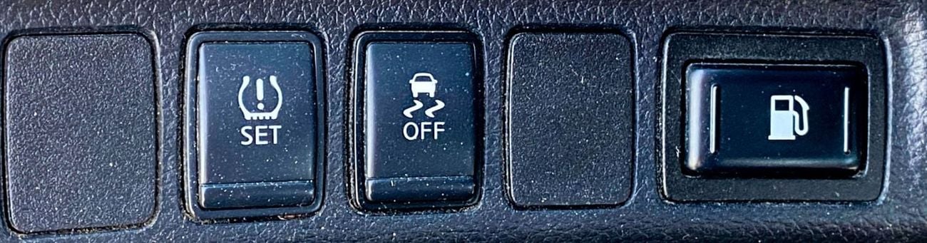 Nissan Navara Std 2.5L RWD A/T Nissan Navara | 2.5 L | 2020 | GCC | Accident-Free | In Excellent Condition | 769 P