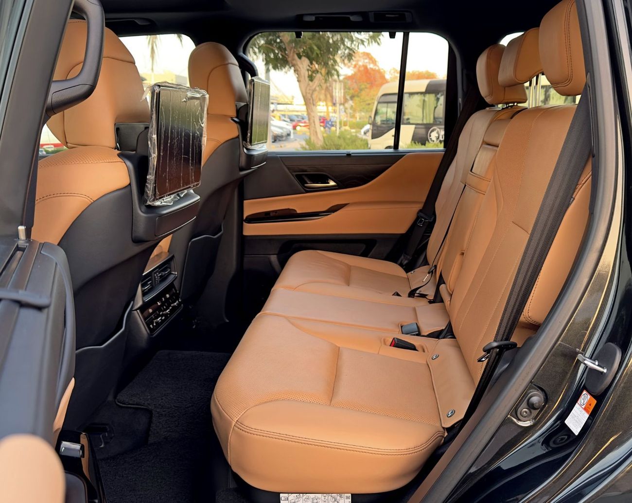 Lexus LX 600 Signature 3.5L ( CYL) 2023 Lexus LX600 Ash Wood, Dealer Warranty, GCC Specifications