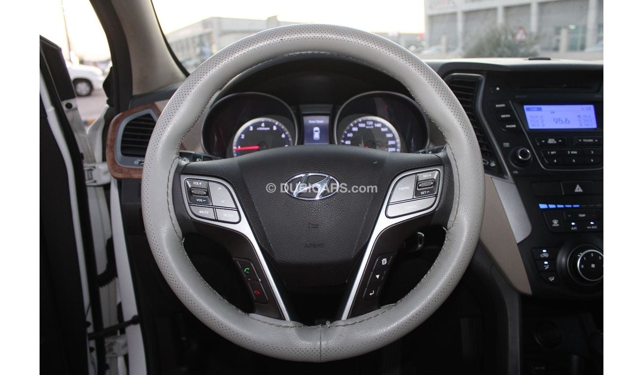 هيونداي سانتا في هيونداي سانتافي 2016 خليجي رقم 2 بحالة ممتازة بدون حوادث نظيفه جدا من الداخل والخارج