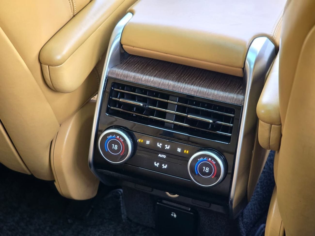 Land Rover Range Rover SE P400 3.0L RANGE ROVER SE 2023 GCC // FULL OPITION // PERFECT CONDITION // LOW MILEAGE