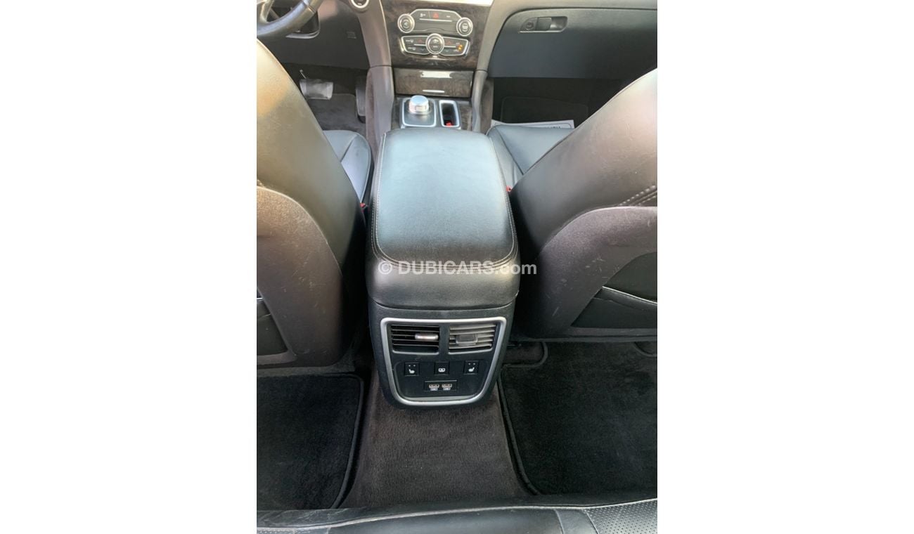 كرايسلر 300C CHRYSLER 300 Model 2016 very celen car.     Price 33,000 km 178,864  phone no 00971555363332   كرايس