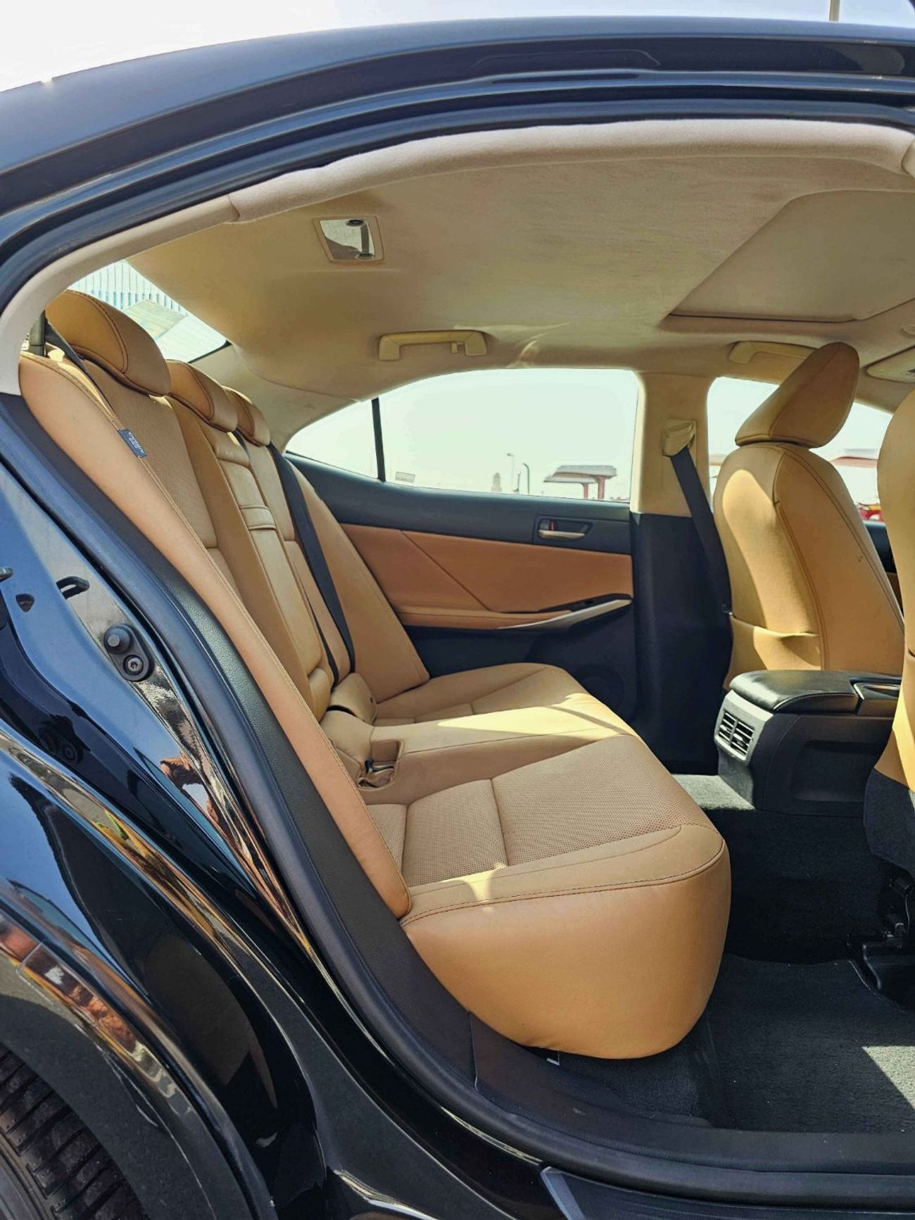 لكزس IS 300 / LOW MILEAGE/ V6 AWD/ LOT#36496