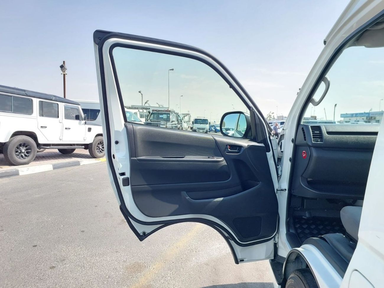 تويوتا هاياس TOYOTA HIACE COMMUTER VAN RHD 2015 MODEL 3.0 L DIESEL AUTOMATIC(PM26086)