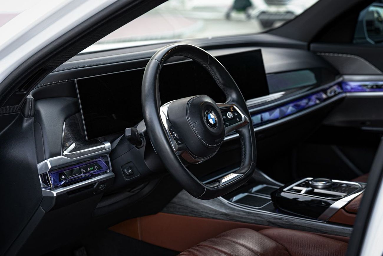 BMW 740i GCC UNER WARRANTY AND SERVICE CONTRACT !