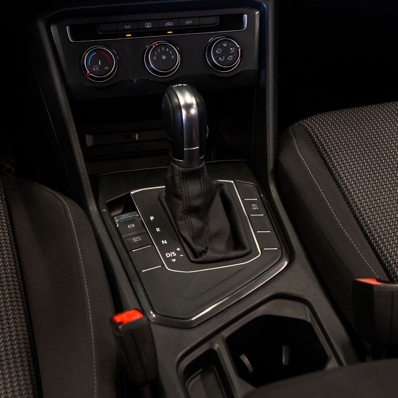 Volkswagen Tiguan SE 1.4L AED 1,118 pm • 0% Downpayment • Volkswagen Tiguan SE • 1 Year Warranty