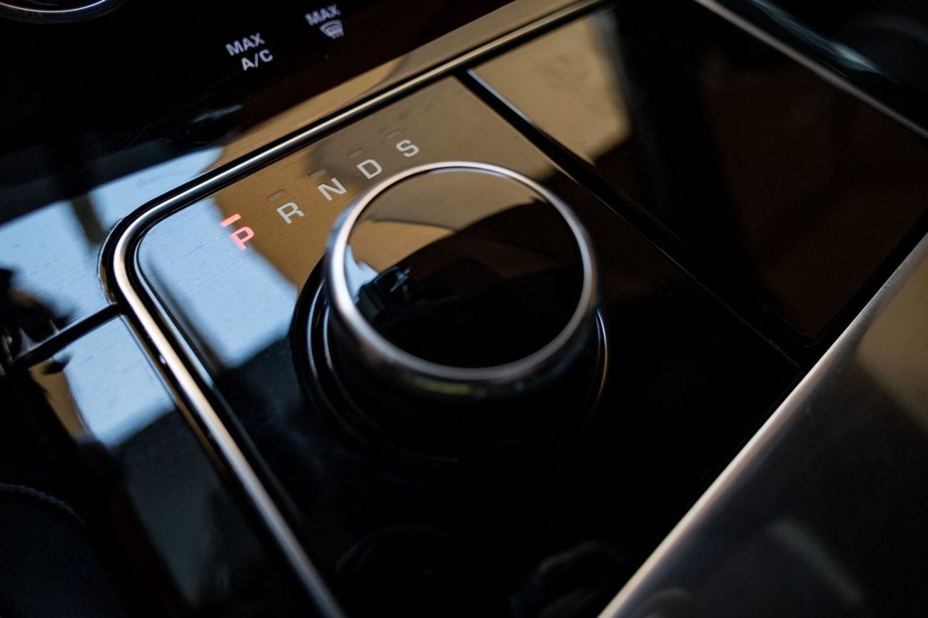 Land Rover Range Rover Velar P250 R-Dynamic SE 2.0L Range Rover Velar R-Dynamic SE 2019 GCC | Warranty