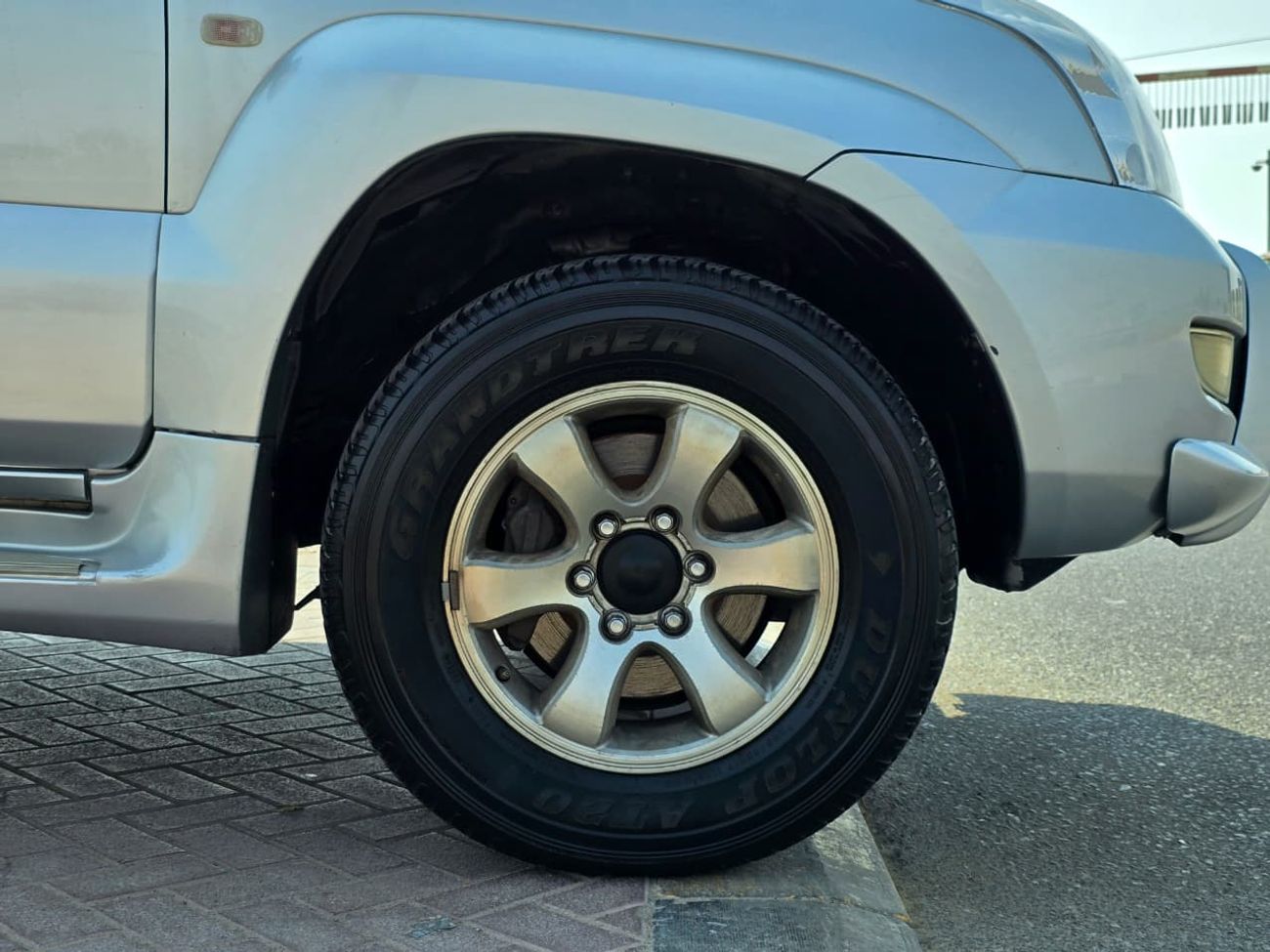 تويوتا برادو TOYOTA PRADO GX 2.7 SILVER INSIDE TAN