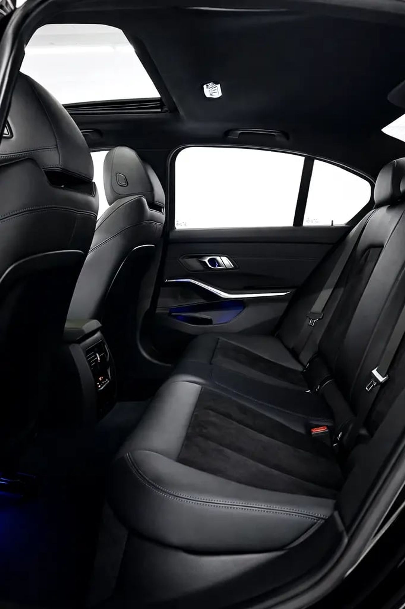 بي أم دبليو 330i M Sport 2.0L (255 HP) 2021 BMW 330i M-Kit, Warranty, 2026 BMW Service Pack, GCC