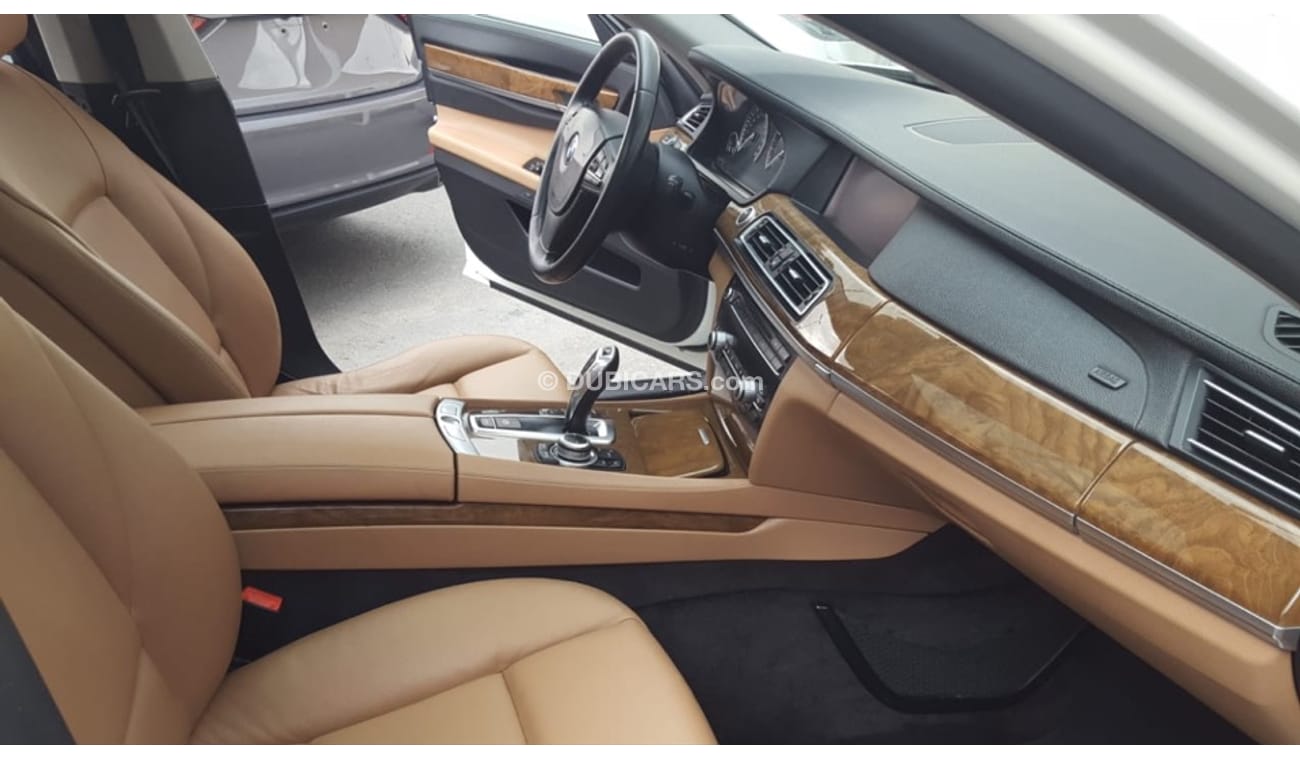 بي أم دبليو 740Li بي ام دبليو 740 موديل 2010 خليجي السياره حاله ممتازه من الداخل والخارج فل اوبشن شفط بصمه فتحه وجلد ك